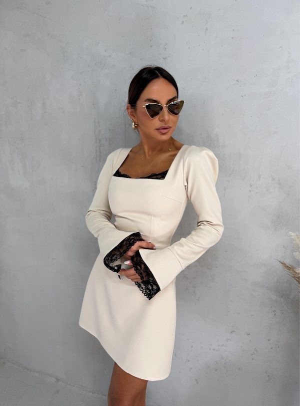 Mini bež haljina dugih blago rasečenih rukava sa čipkom kvadratnog dekoltea sa čipkom i istaknutih ramena