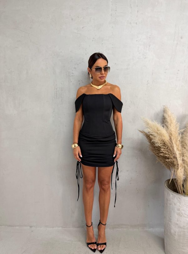 Mini crna haljina sa izraženim korsetom, debljim bretelama koje padaju sa ramena, naborana sa dekorativnim trakama