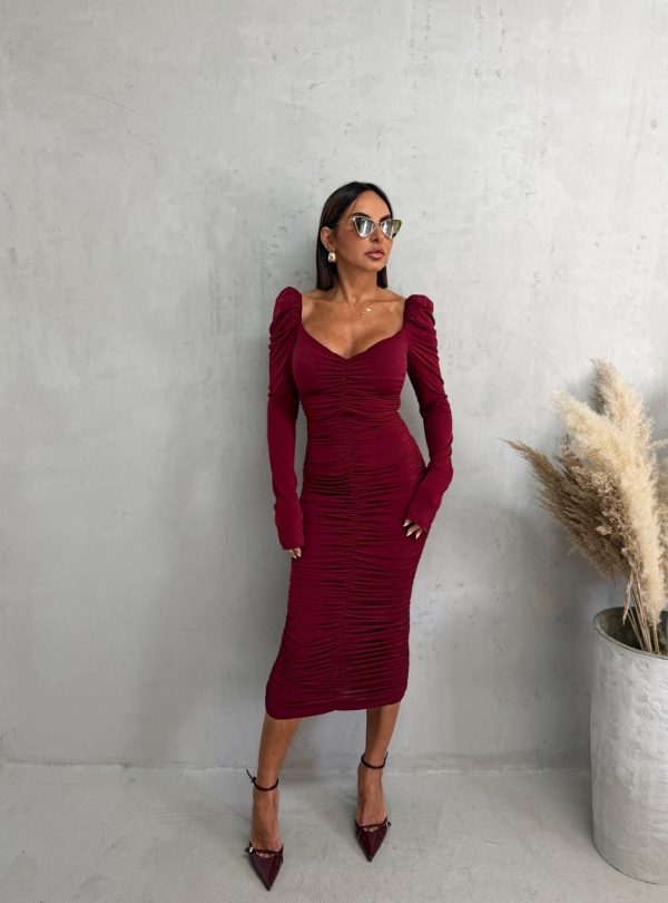 Bordo uska nabrana haljina dugih rukava naglašenih ramenica, V dekoltea