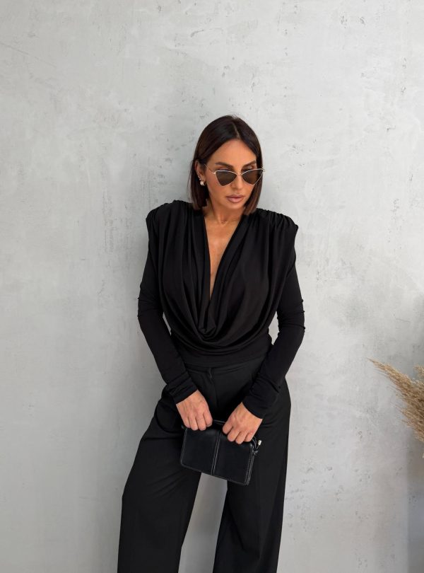 Crna bluza dugih rukava naglašenih ramena i bogatih nabora na grudima
