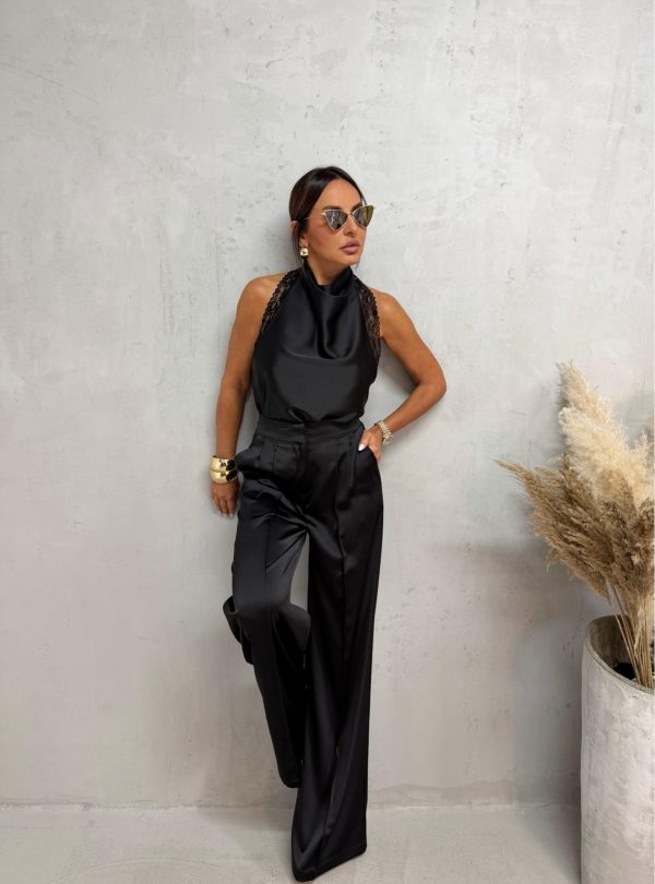 Crne satenske pantalone visokog struka sa kosim džepovima i štep linijom