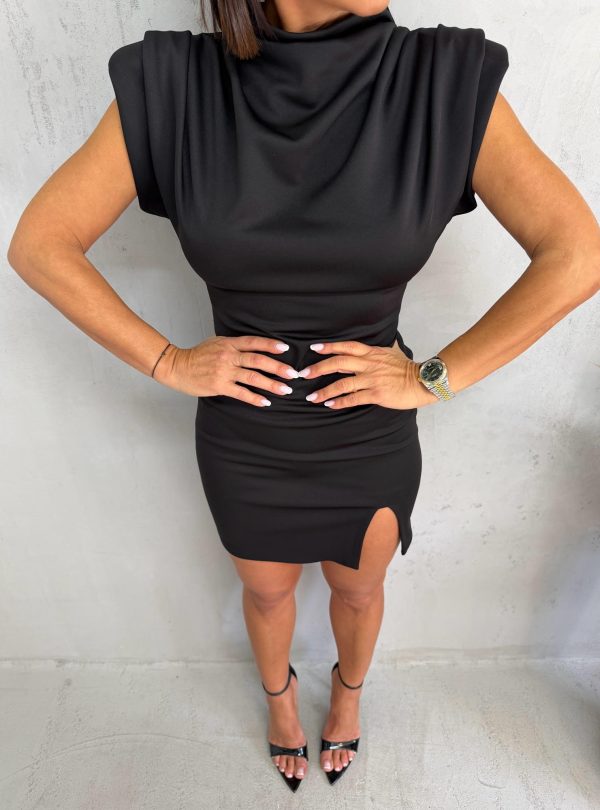 Mini crna uska haljina sa naglašenim ramenima
