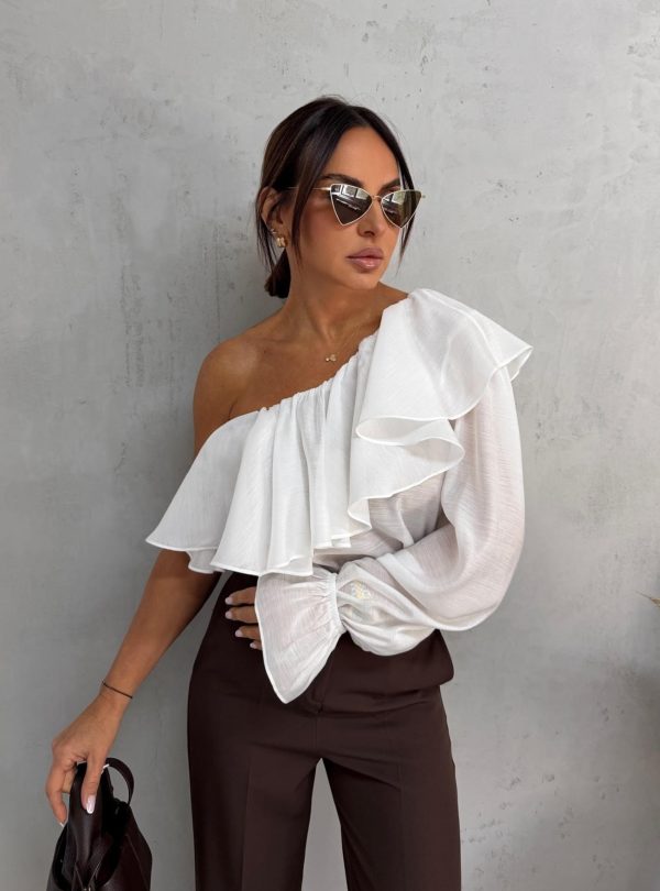 Asimetrična bela bluza sa jednim rukavom bogata karnerima