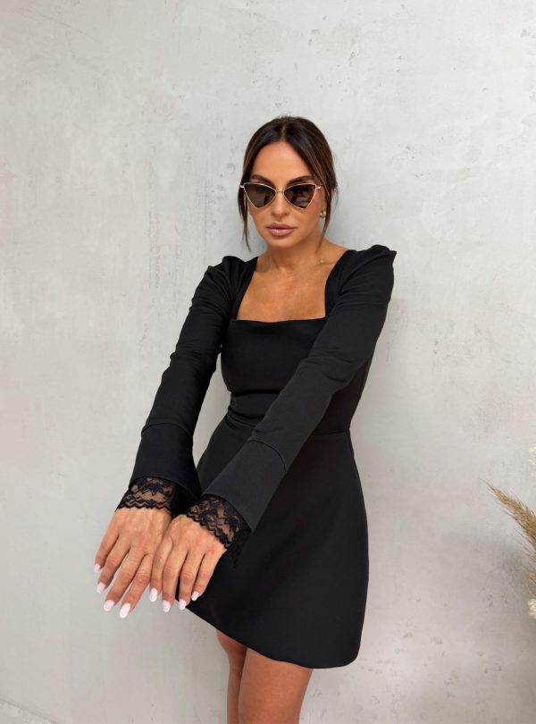 Mini crna haljina dugih blago rasečenih rukava sa čipkom kvadratnog dekoltea i istaknutih ramena od skube