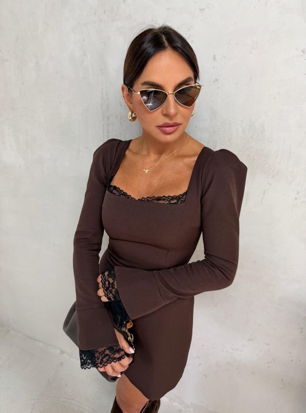 Mini braon haljina dugih blago rasečenih rukava sa čipkom kvadratnog dekoltea sa čipkom i istaknutih ramena