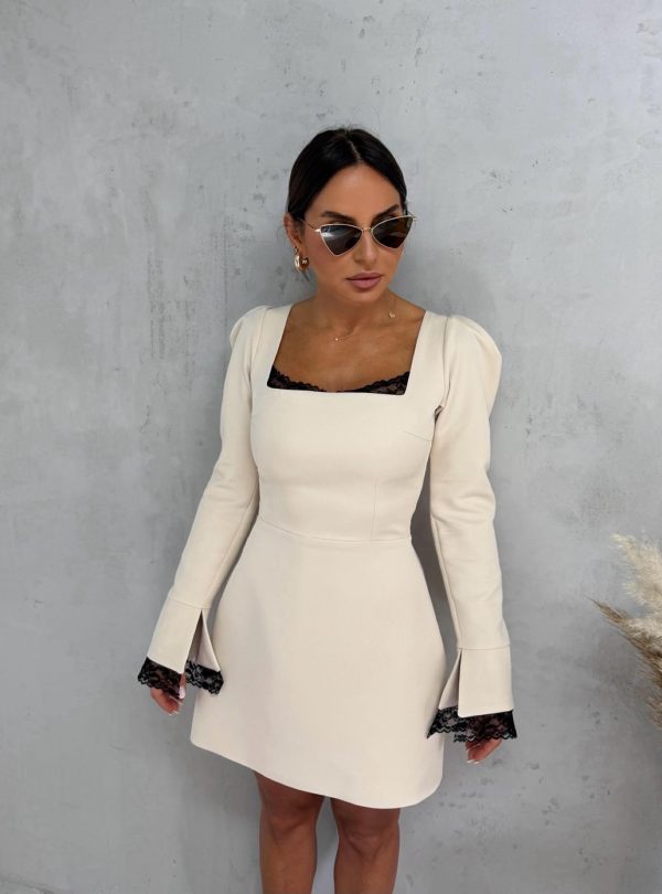 Mini bež haljina dugih blago rasečenih rukava sa čipkom kvadratnog dekoltea sa čipkom i istaknutih ramena