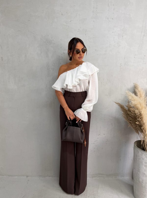 Asimetrična bela bluza sa jednim rukavom bogata karnerima