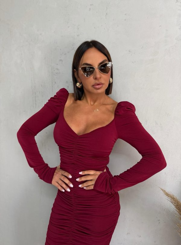 Bordo uska nabrana haljina dugih rukava naglašenih ramenica, V dekoltea