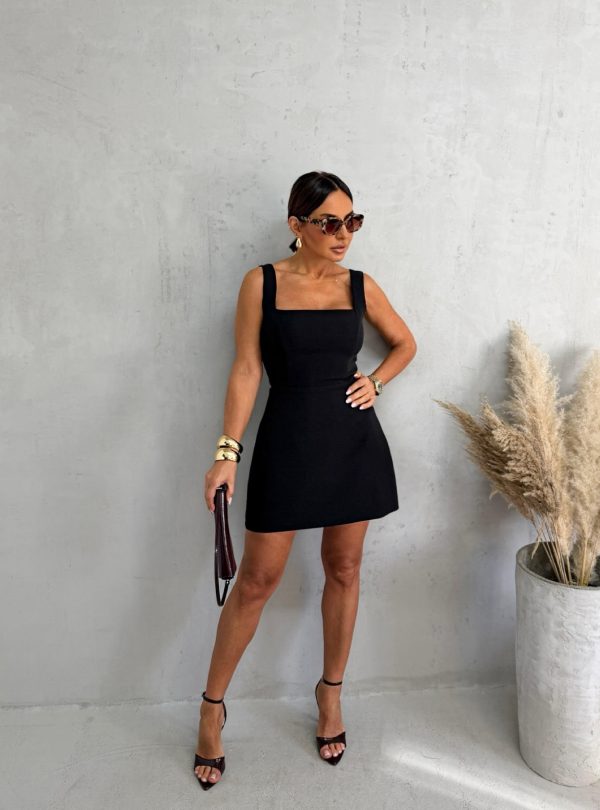 Crna mini elegantna haljina ravnog kroja, četvrtastog dekoltea i dekorativnog otvora na leđima