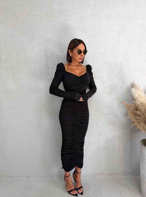 Crna uska nabrana haljina dugih rukava naglašenih ramenica , V dekoltea