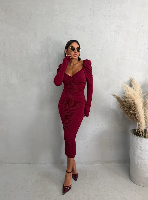 Bordo uska nabrana haljina dugih rukava naglašenih ramenica, V dekoltea