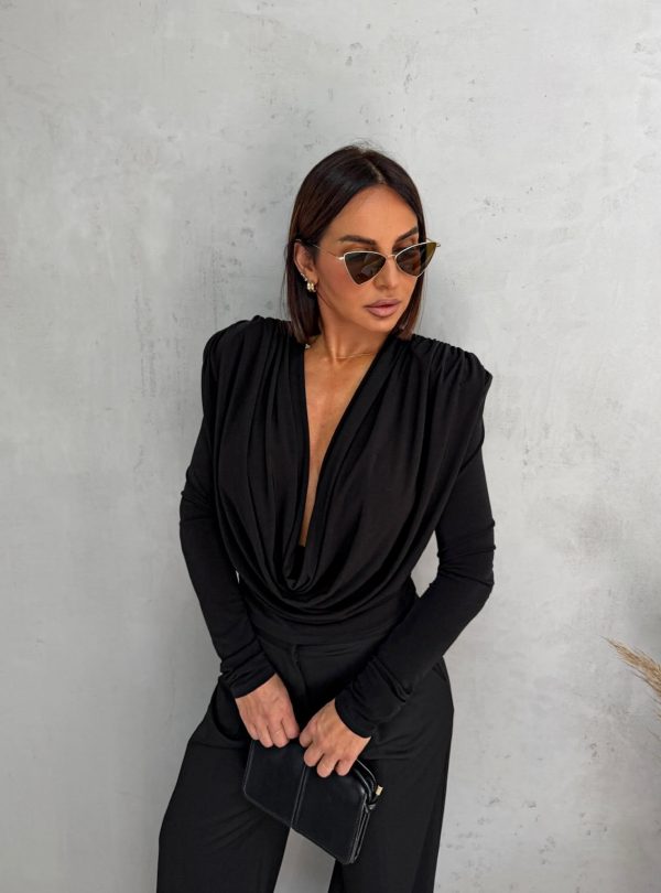 Crna bluza dugih rukava naglašenih ramena i bogatih nabora na grudima