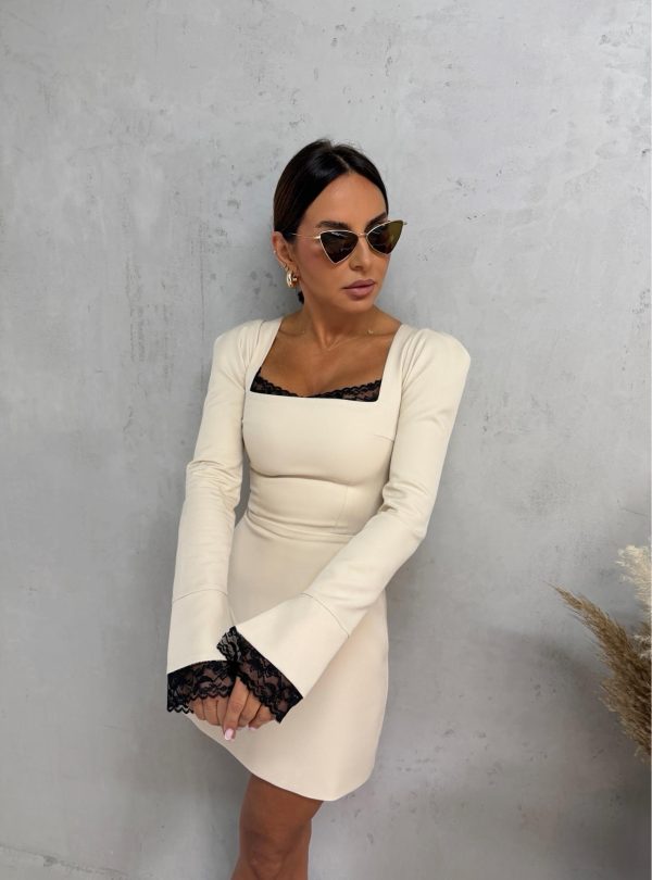 Mini bež haljina dugih blago rasečenih rukava sa čipkom kvadratnog dekoltea sa čipkom i istaknutih ramena