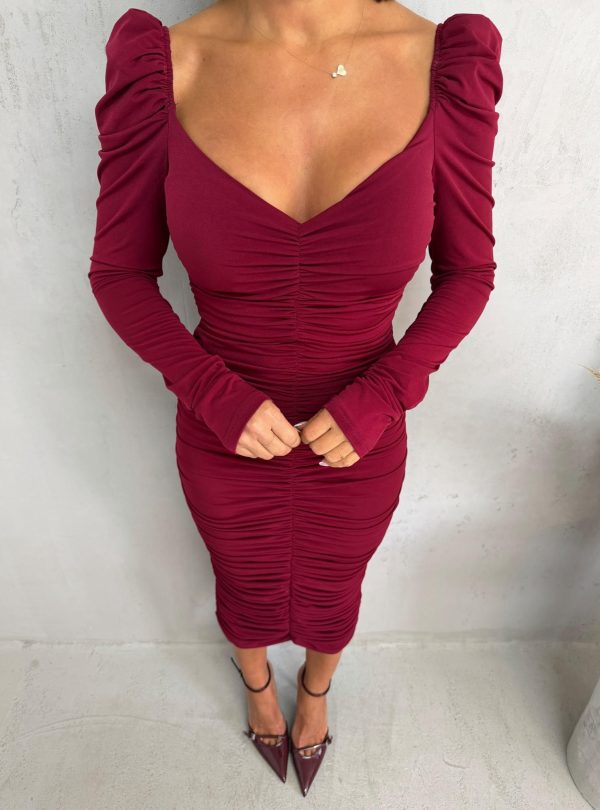 Bordo uska nabrana haljina dugih rukava naglašenih ramenica, V dekoltea
