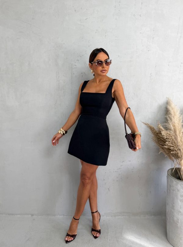 Crna mini elegantna haljina ravnog kroja, četvrtastog dekoltea i dekorativnog otvora na leđima