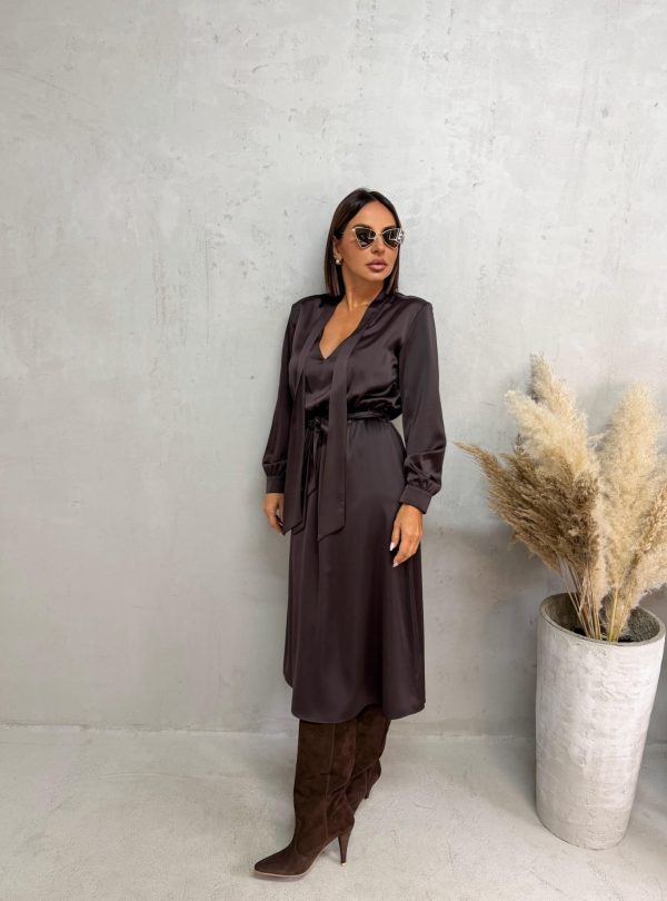 Crne satenske pantalone visokog struka sa kosim džepovima i štep linijom