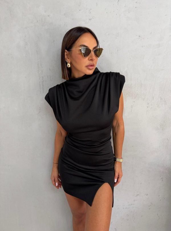 Mini crna uska haljina sa naglašenim ramenima
