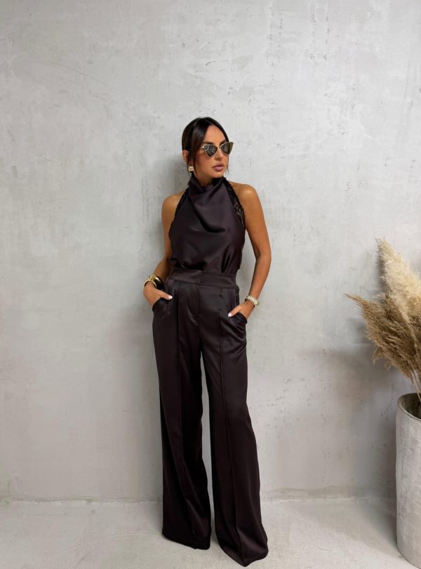 Braon satenske pantalone visokog struka sa kosim džepovima i štep linijom