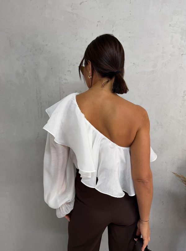 Asimetrična bela bluza sa jednim rukavom bogata karnerima