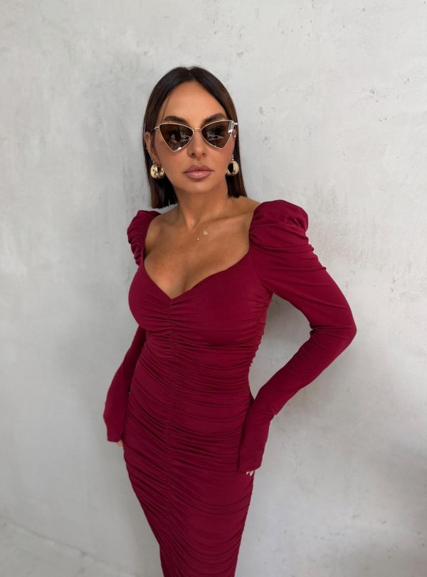 Bordo uska nabrana haljina dugih rukava naglašenih ramenica, V dekoltea