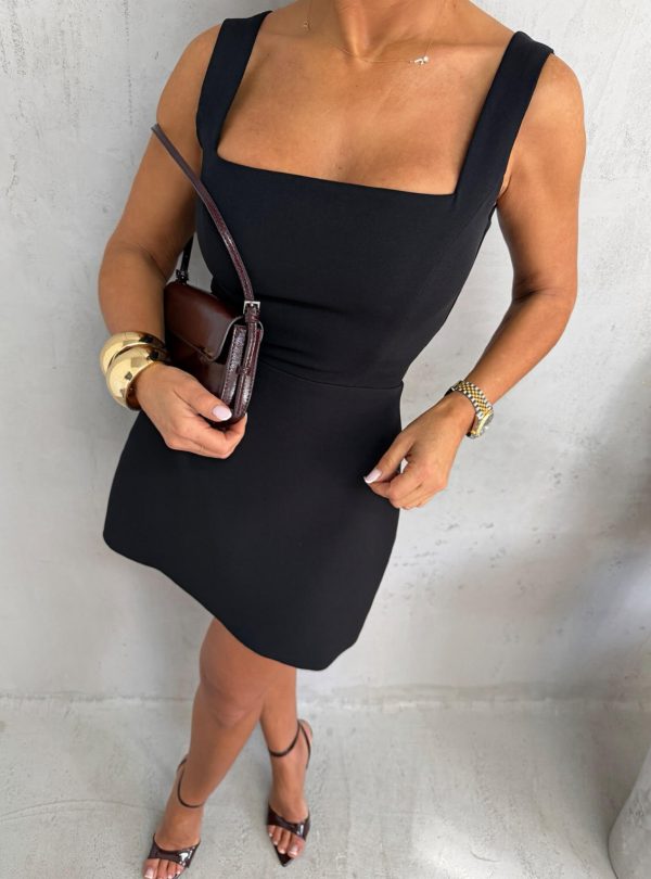 Crna mini elegantna haljina ravnog kroja, četvrtastog dekoltea i dekorativnog otvora na leđima