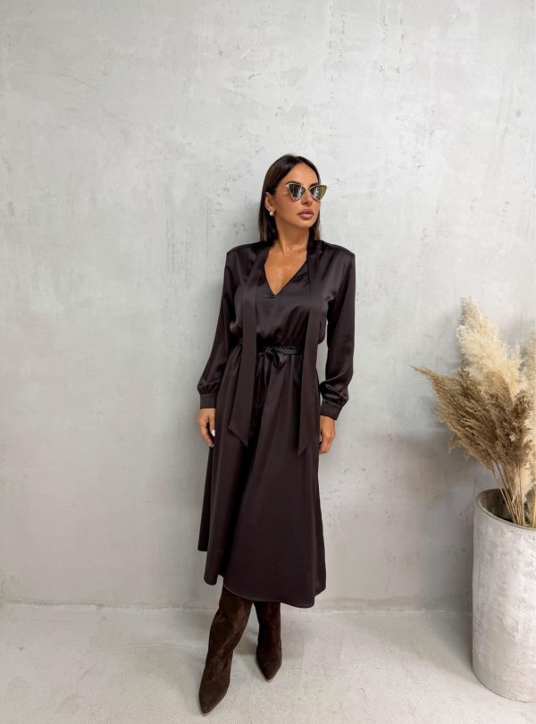 Crne satenske pantalone visokog struka sa kosim džepovima i štep linijom