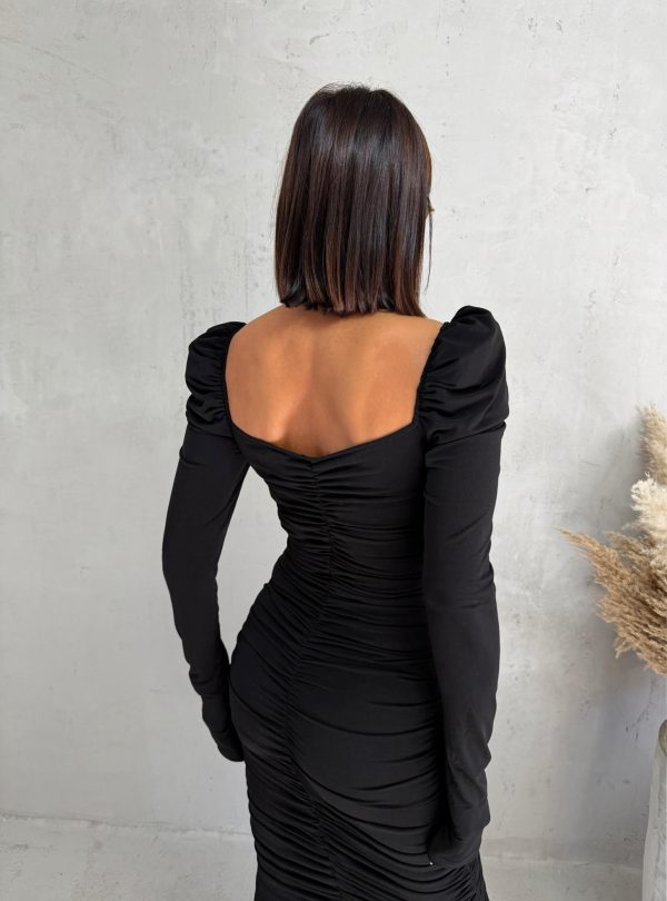 Crna uska nabrana haljina dugih rukava naglašenih ramenica , V dekoltea