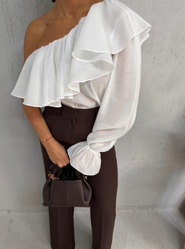 Asimetrična bela bluza sa jednim rukavom bogata karnerima
