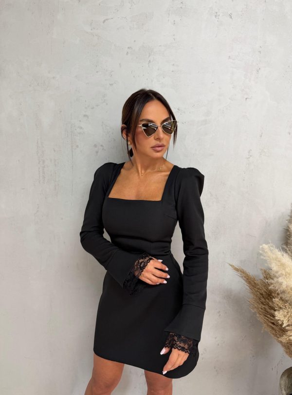 Mini crna haljina dugih blago rasečenih rukava sa čipkom kvadratnog dekoltea i istaknutih ramena od skube
