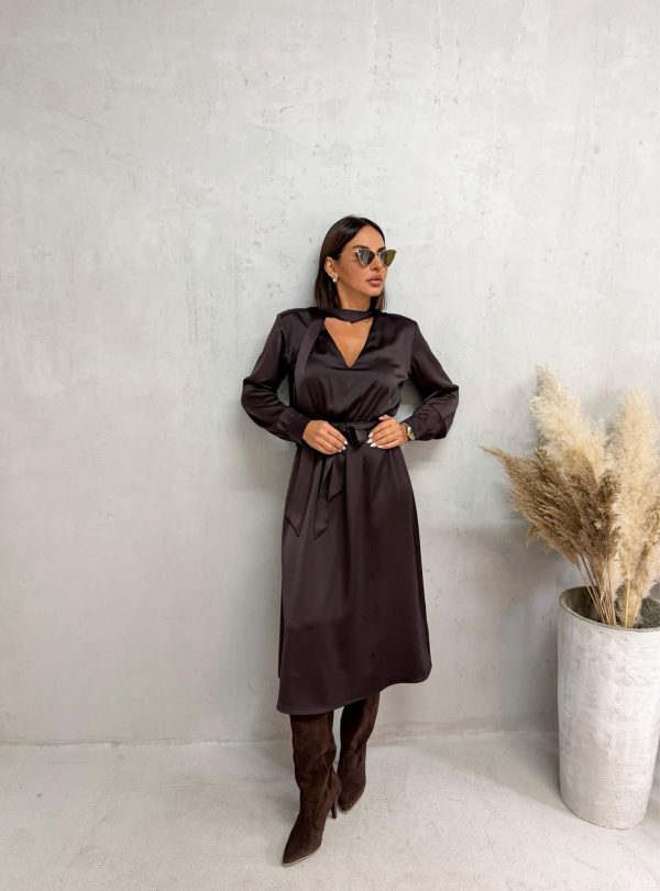 Crne satenske pantalone visokog struka sa kosim džepovima i štep linijom