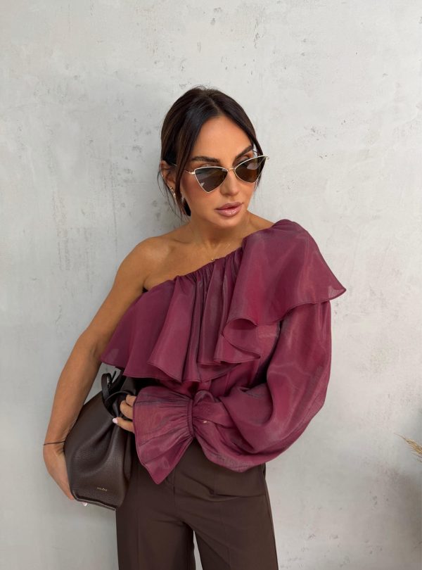 Asimetrična bordo bluza sa jednim rukavom bogata karnerima