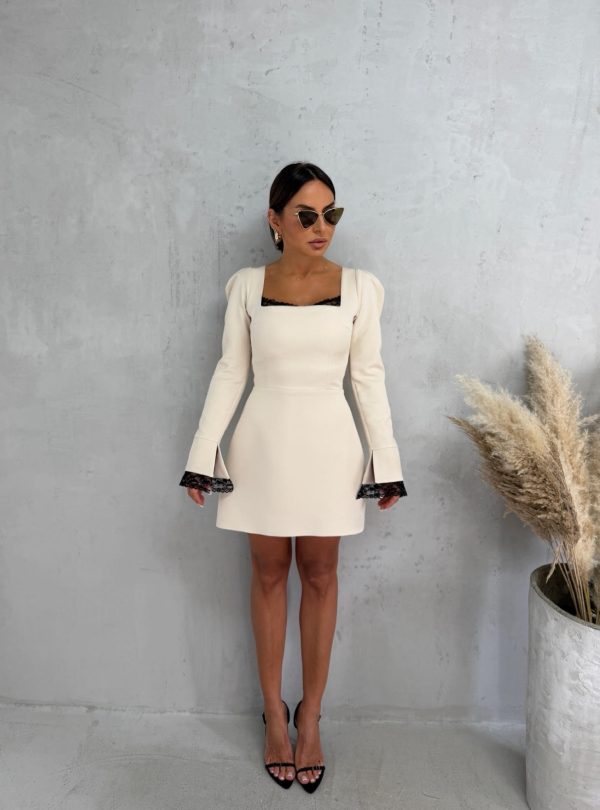 Mini bež haljina dugih blago rasečenih rukava sa čipkom kvadratnog dekoltea sa čipkom i istaknutih ramena