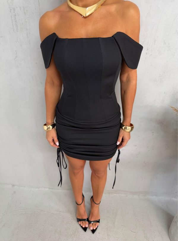 Mini crna haljina sa izraženim korsetom, debljim bretelama koje padaju sa ramena, naborana sa dekorativnim trakama