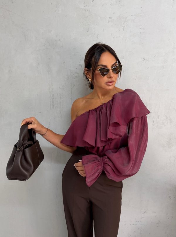 Asimetrična bordo bluza sa jednim rukavom bogata karnerima
