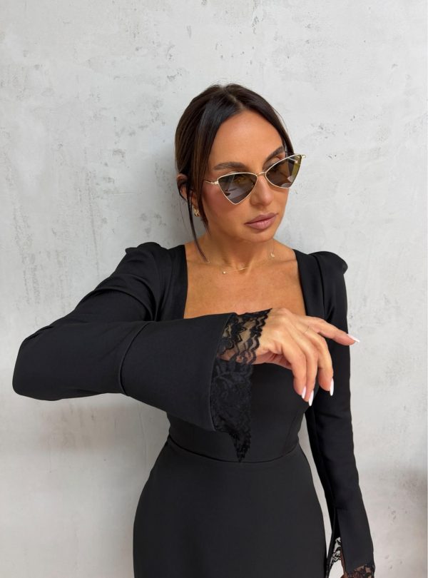 Mini crna haljina dugih blago rasečenih rukava sa čipkom kvadratnog dekoltea i istaknutih ramena od skube