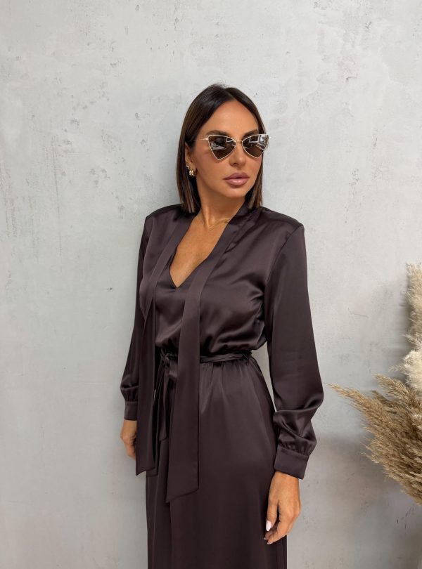 Crne satenske pantalone visokog struka sa kosim džepovima i štep linijom