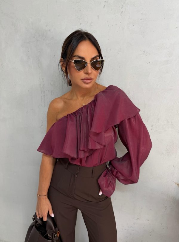 Asimetrična bordo bluza sa jednim rukavom bogata karnerima
