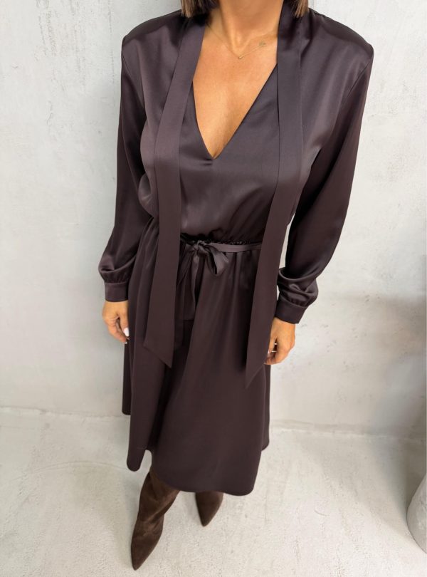 Crne satenske pantalone visokog struka sa kosim džepovima i štep linijom