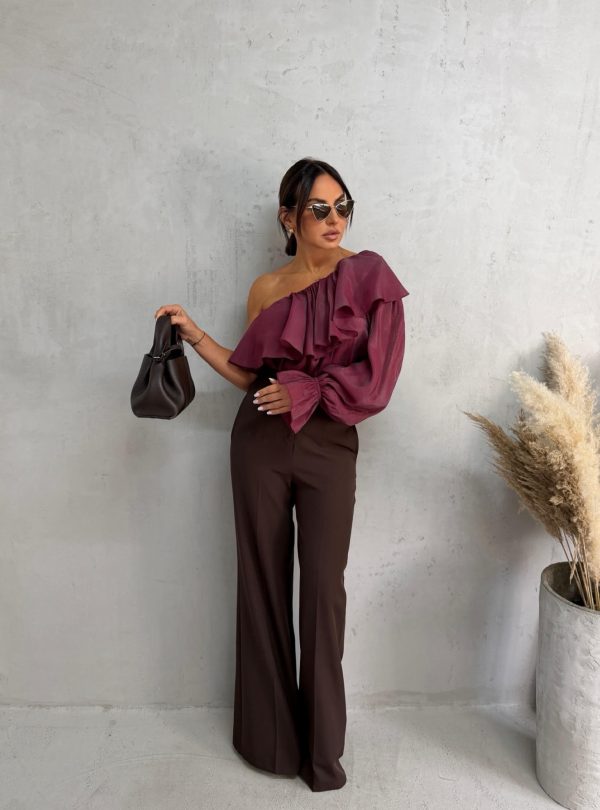 Asimetrična bordo bluza sa jednim rukavom bogata karnerima