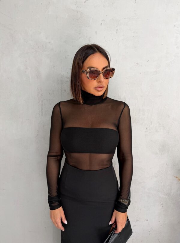 Crna providna rolka bluza sa postavljenim topom ispod