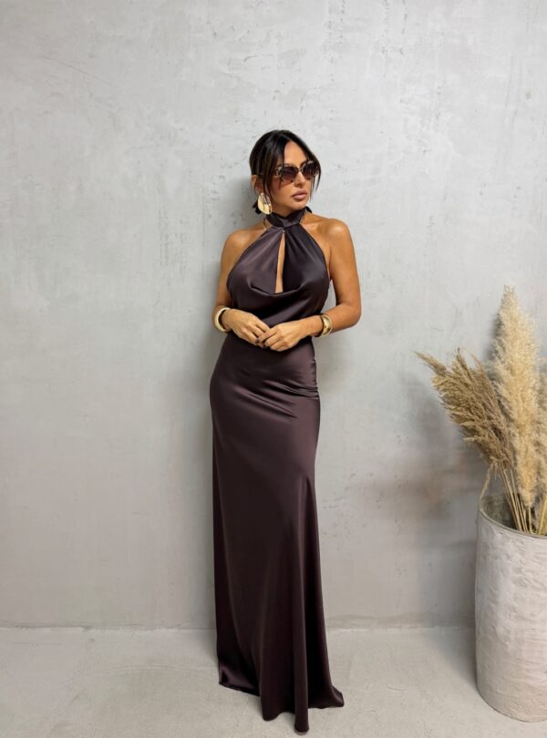 Duga braon elegantna satenska haljina otvorenih leđa sa rolka kragnom