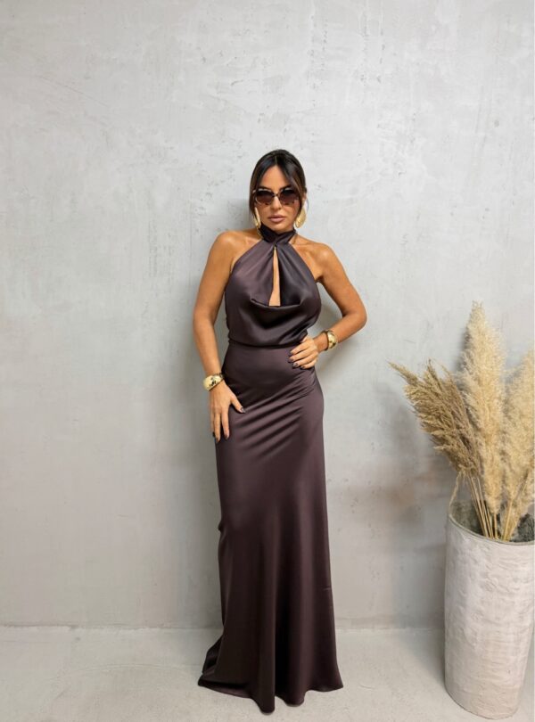 Duga braon elegantna satenska haljina otvorenih leđa sa rolka kragnom