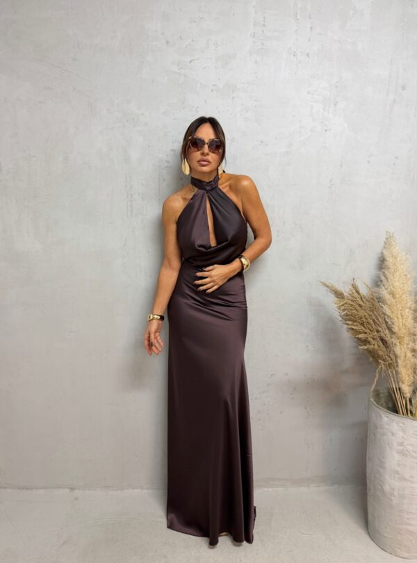 Duga braon elegantna satenska haljina otvorenih leđa sa rolka kragnom