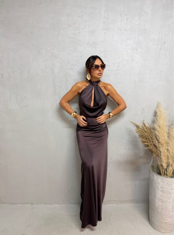 Duga braon elegantna satenska haljina otvorenih leđa sa rolka kragnom