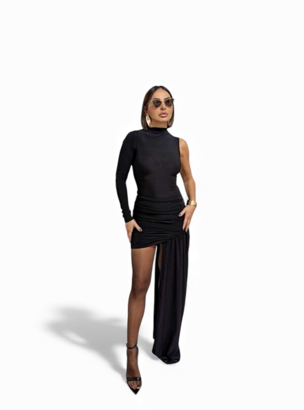 Mini asimetrična crna haljina sa jednim rukavom i nabranim detaljima