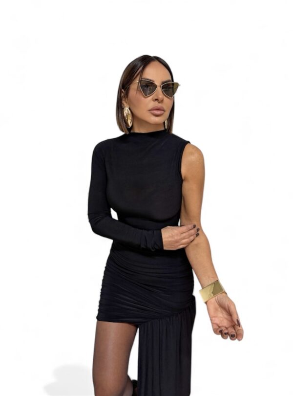 Mini asimetrična crna haljina sa jednim rukavom i nabranim detaljima