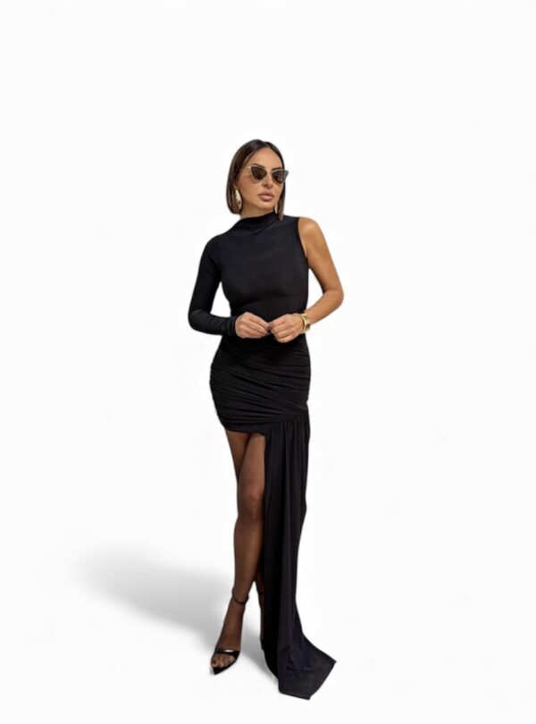 Mini asimetrična crna haljina sa jednim rukavom i nabranim detaljima