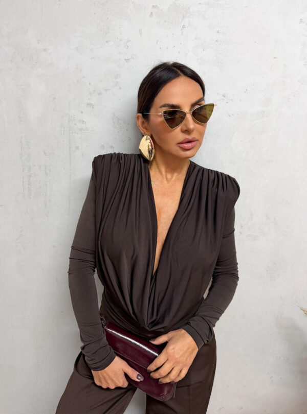 Braon bluza dugih rukava naglašenih ramena i bogatih nabora na grudima