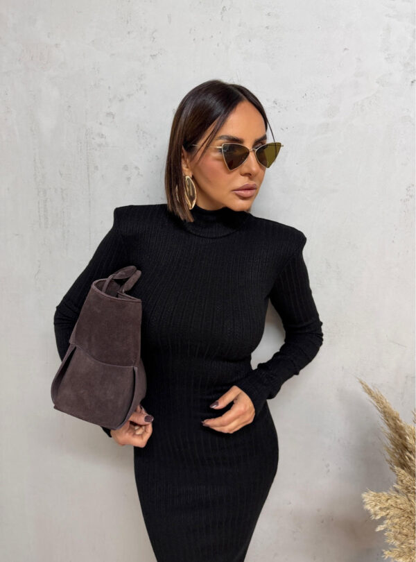 Crna midi rolka haljina od rebraste trikotaže dugih rukava sa naglašenim ramenima