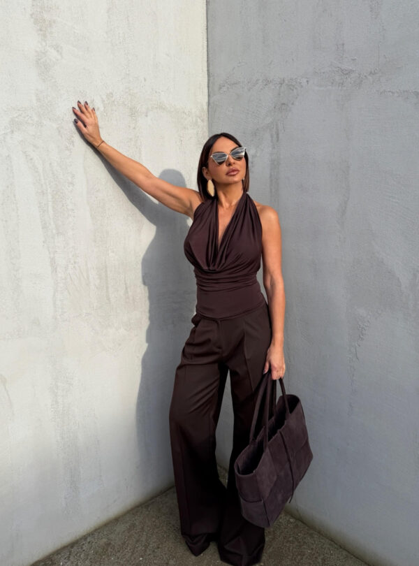 Braon nabrana bluza sa kopčanjem oko vrata i sa otvorenim leđima